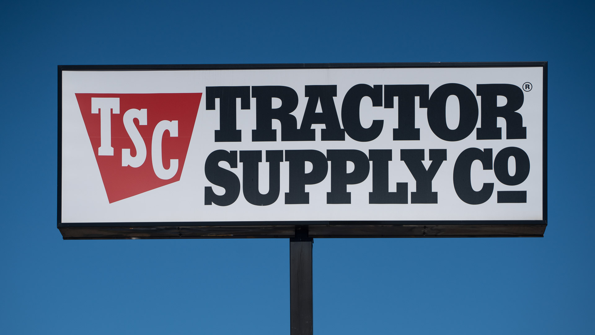 Tractor Supply Co In Dodge City Ks Luminous Neon Art And Sign Systems Kansas And Missouri